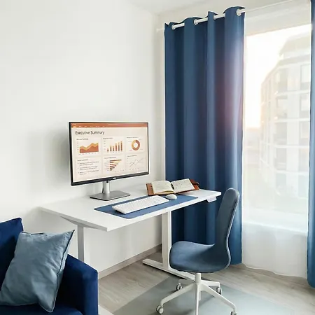 Karolina Executive - Standing Desk, Monitor & Garden View