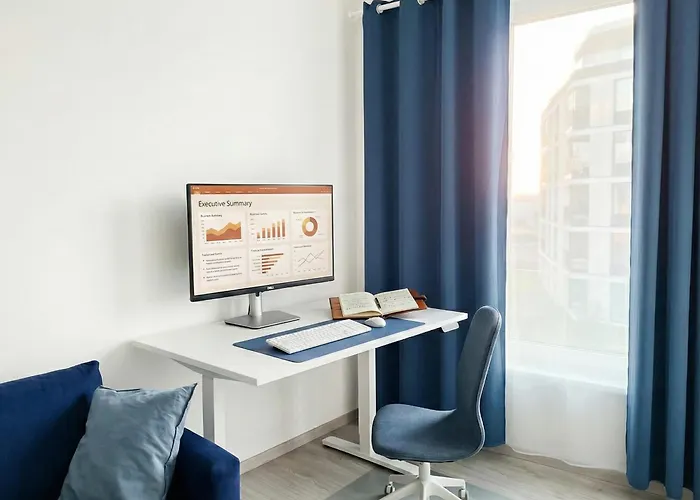 Karolina Executive - Standing Desk, Monitor&garden View